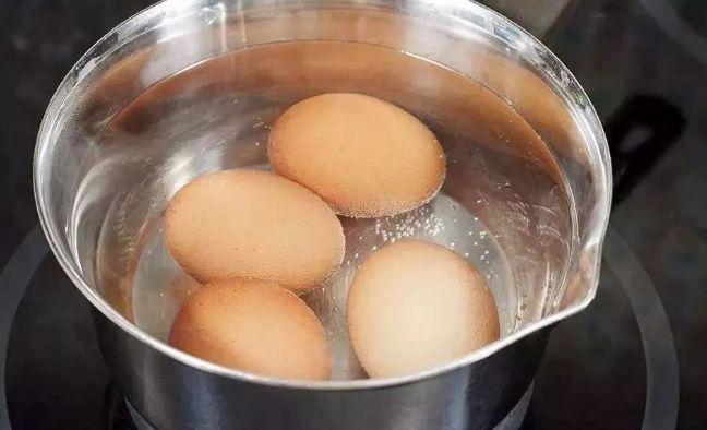 煮鸡蛋，用冷水还是开水？记住4点，香嫩又营养，蛋壳不破好剥壳