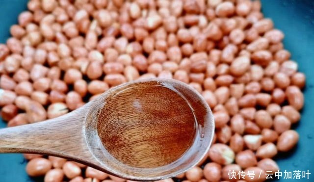 炸花生米，不能急，“牢记1步多加2物”，放7天也不回潮