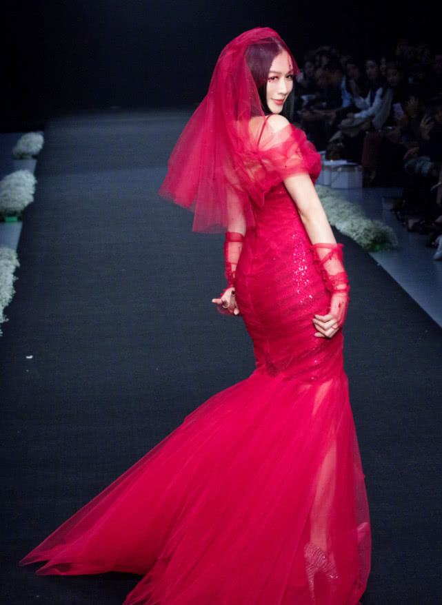 潜入|钟丽缇夫妇潜入海底拍人鱼大片,老公因一物,惨遭网友吐槽海王