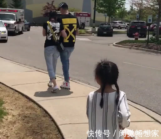 秀恩爱|“秀恩爱夫妻”带娃出门火了,萌娃拎着包大概只是个意外!