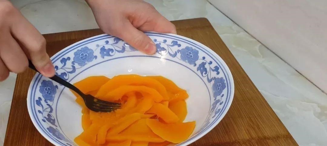 半个南瓜,1个鸡蛋,不用一滴水,比油条做法简单,比蛋糕都好吃