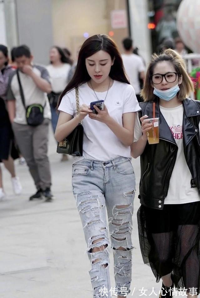 t恤 白色t恤+另类断腿牛仔裤,高挑瘦瘦瘦,充满个性!