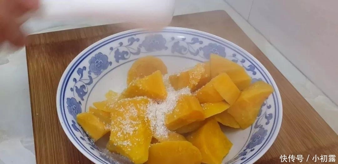 红薯这样做才最好吃,一蒸一切,比豆沙糕都好吃,一口一个真解馋