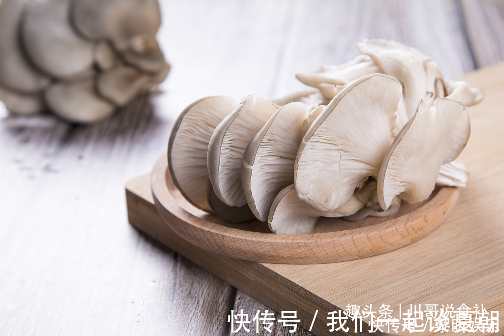 买平菇时,挑大的还是小的老菜农教您一招,别再买错了