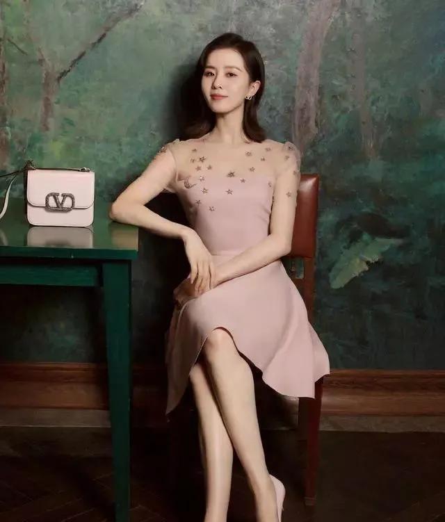 轻熟感|女人一旦30岁,穿衣尽量以“轻熟风”为主,这几种照着穿准美