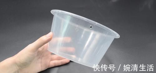 塑料打包盒上穿一根筷子，用途太棒了，解决了很多家庭困扰的烦恼