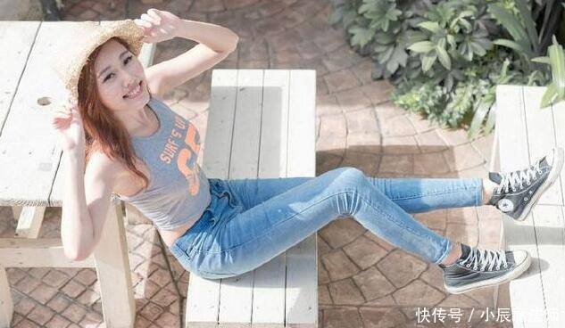 小姐姐穿修身时尚的紧身牛仔裤,强大的气场不断吸引异性的目光
