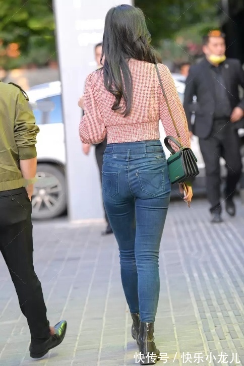 美的温馨|粉色格纹长袖衫搭配牛仔裤,风格简约大方又时髦,美的温馨又显气韵