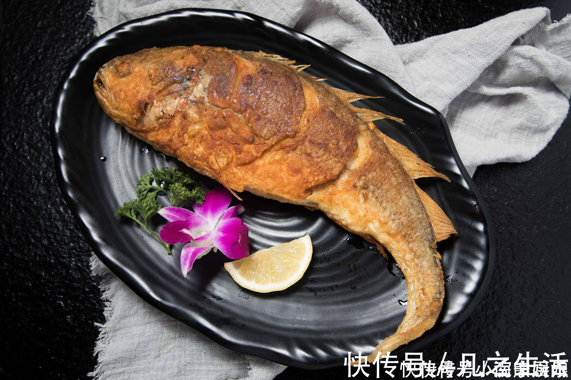 无论煎什么鱼，只要牢记“1道口诀”，煎出来的鱼不破皮还不粘锅