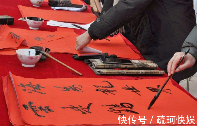 郑明之$厕所门口挂了一幅对联,上联“来人不蹲就站”,下联一出堪称经典