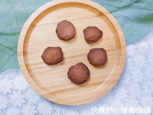 小蛋糕|巧克力中加一碗面粉，没想到那么好吃，吃一次就念念不忘