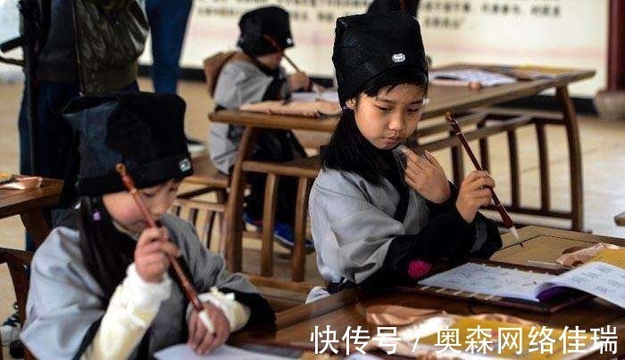 中小学#世界都在学习汉语，我们小学生连毛笔都不会拿，更别提间架结构