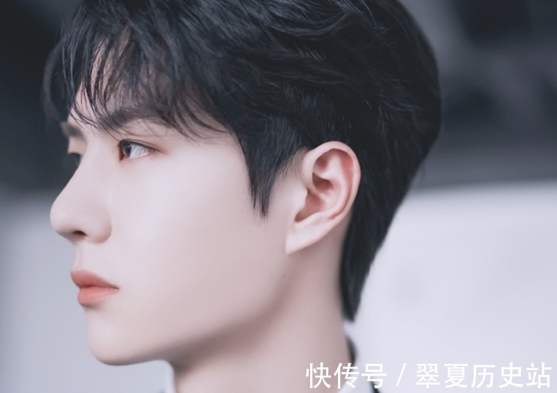 王一博|王一博四年前照片被扒，蹲在窗邊寫簽名太乖