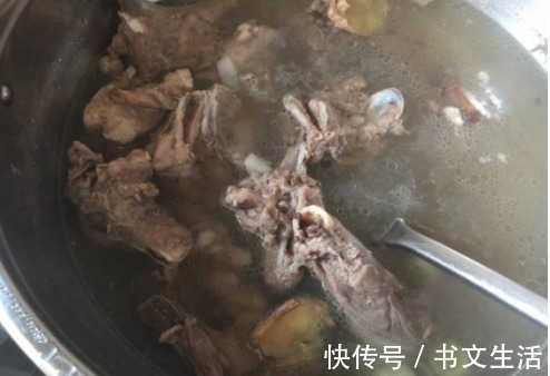 炖羊肉时,万万不可直接下锅炖,多加这关键1步,羊肉鲜香没膻味