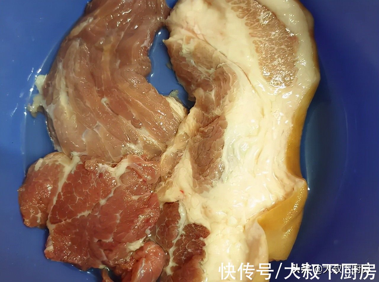 正宗客家美食,大叔教你十三香咸猪肉,酥脆味美,做法超简单