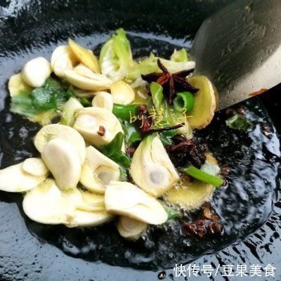 #暖冬酱在手，嗨吃部队锅#菌菇蒜香酱焖排骨