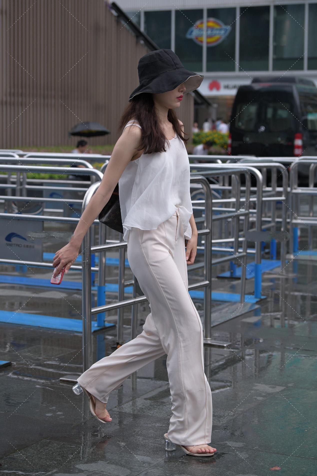 宽松|白色宽松无袖雪纺上衣, 搭配奶油色西装高腰阔腿裤, 清纯气质佳