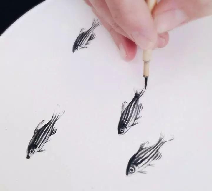 陶罐|印度女孩在白陶罐上画出逼真游鱼,网友评论似在水中游