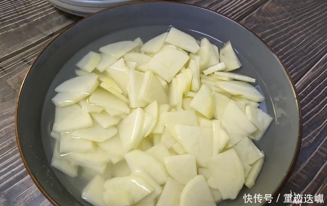 汤汁|土豆和西红柿一起炒,原来这么好吃,米饭煮少了不够吃,太下饭了