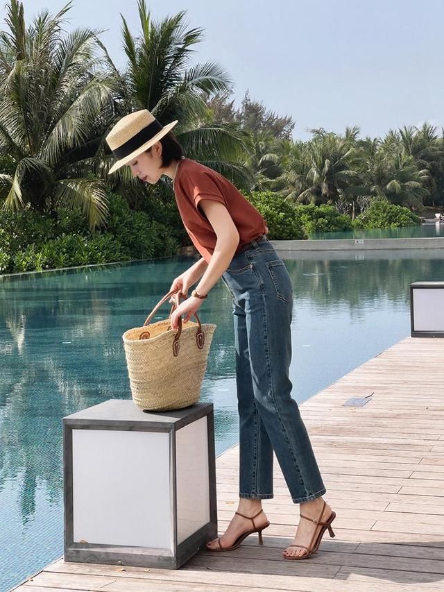 t恤|“基础款”怎么穿出气质感?看看这些搭配方式,优雅温柔又有格调