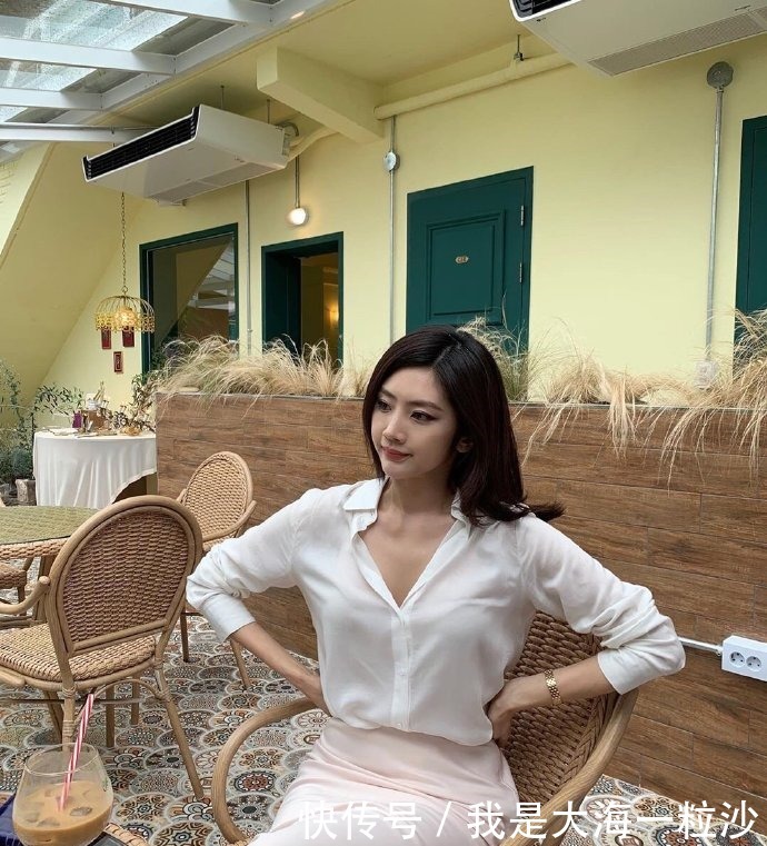 美女衣服虽然穿的简单，可是颜值跟身材不简单！