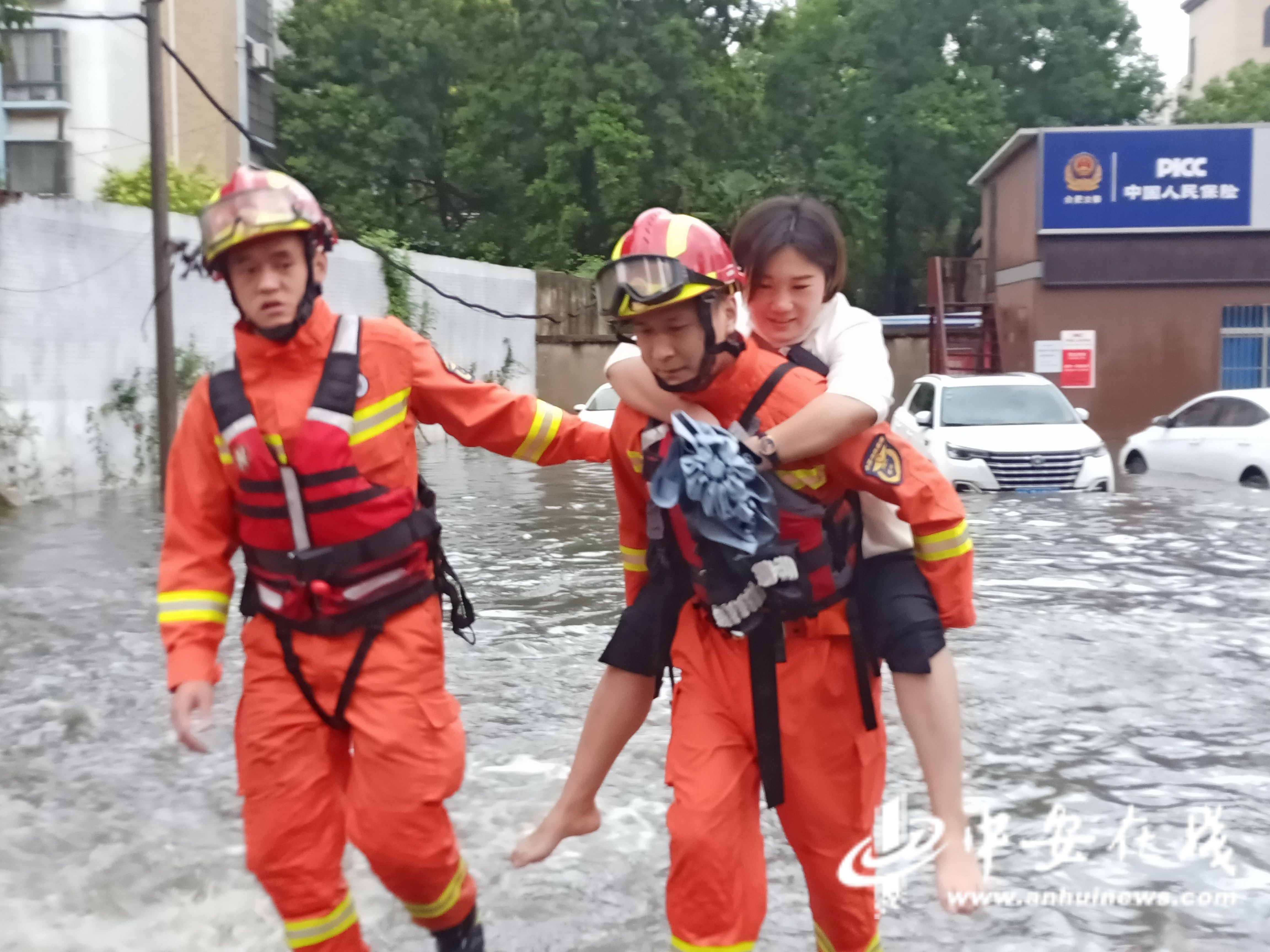 消防员|暴雨突袭 合肥消防紧急疏散63人