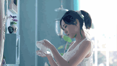 |搞笑GIF段子:理发店小哥也有心情暴躁的时候