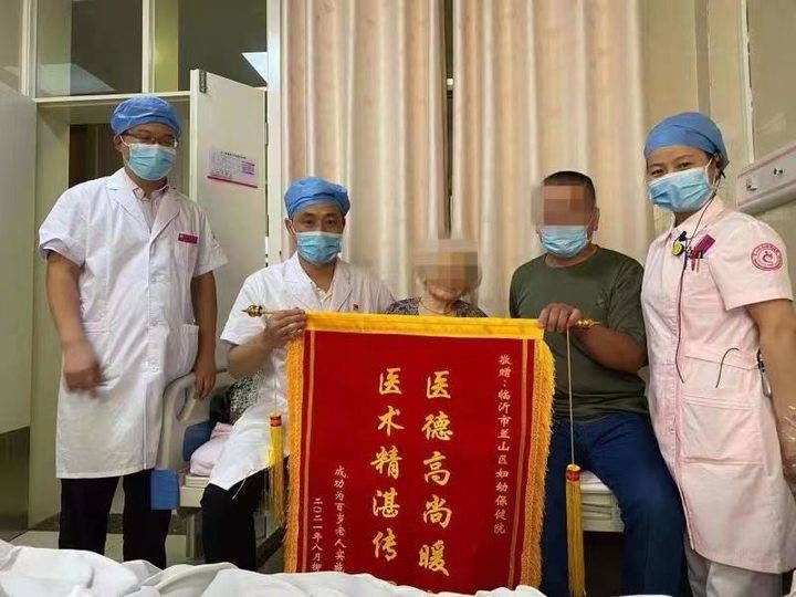 兰山区妇幼保健院|临沂百岁老人康复出院,临别送上特殊医师节礼物