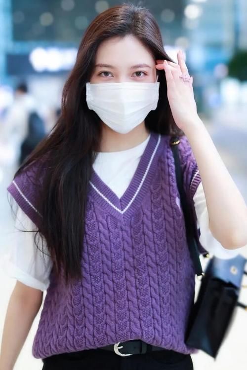 穿搭|小姐姐穿搭太“抢镜”，穿T恤配马甲复古时髦，尽显少女气息