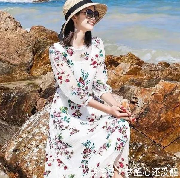 气质|四五十岁女人,尽量少穿重色衣服,瞧这三款,端庄大方显气质