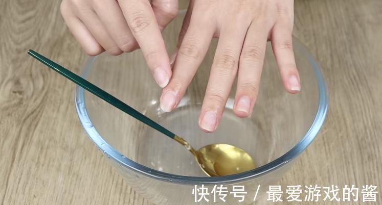 把小苏打倒进手心里，想不到还有这么神奇的妙用，现在知道还不晚