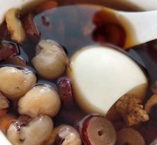 赤砂糖|红糖和它一起煮,女人隔三差五喝,补足气血,脸色才能越来越好