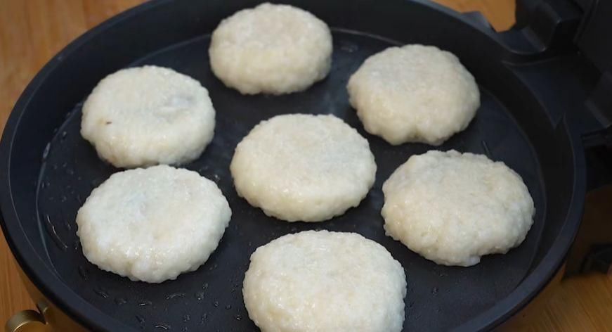 糯米这样做太好吃了,上锅一蒸一烙,香甜软糯,全家人都爱吃