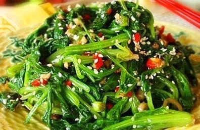 菠菜是一道美味的家常菜，维生素含量比较高，营养丰富，好吃美味