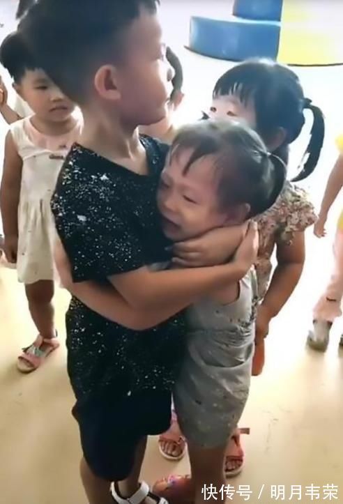 二宝|妹妹刚入幼儿园,哥哥在大班赶来''慰问'',兄妹相见的场景太暖心