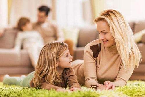 女儿|12岁女儿把家里的万元电视砸了,不满家长批评教育,孩子火气真大