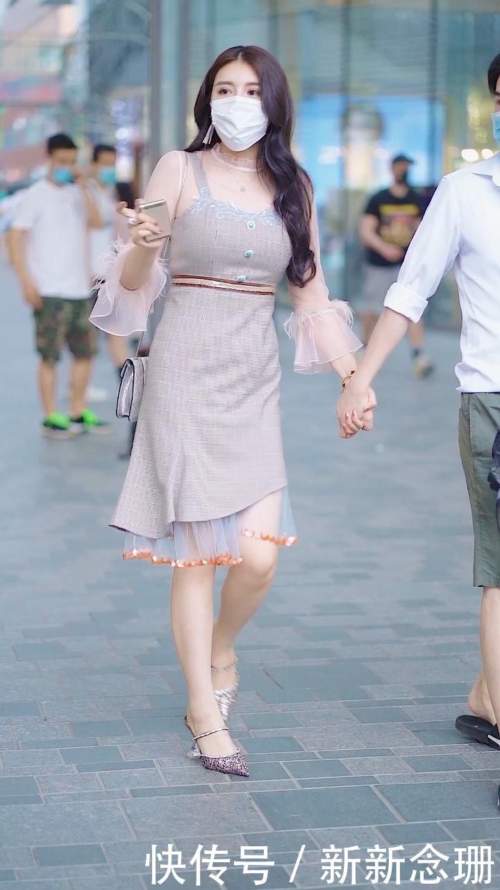 超衬御姐风,一条粉色轻纱打底裙,尽显成熟的魅力