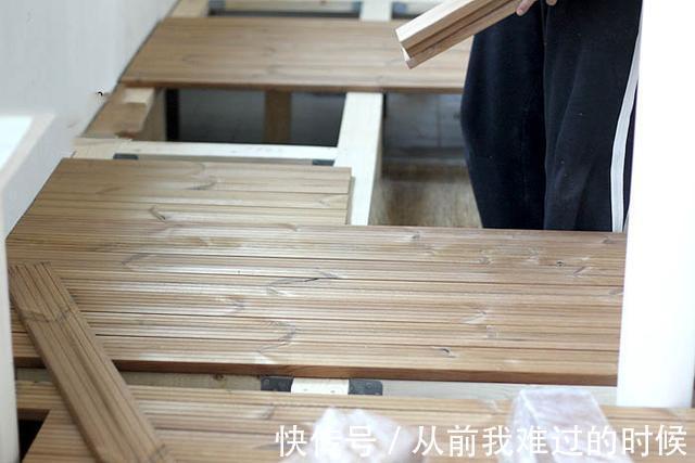 小户型|以后阳台学他这样装,抬高30公分,做个甲板地台,啥都能塞里面!