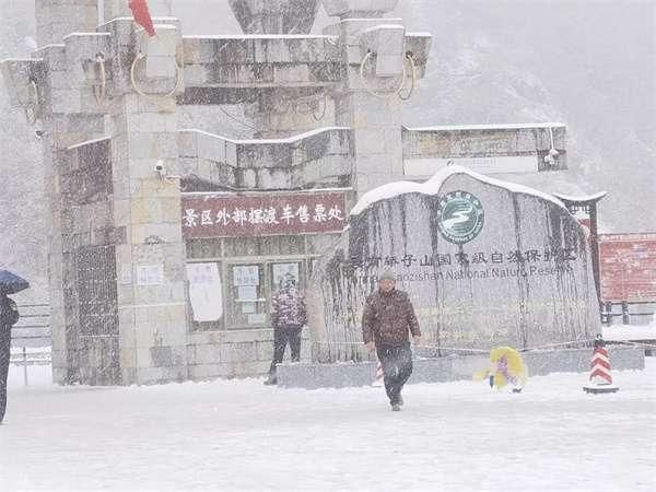 昆明|欢度春节勿忘安全：昆明轿子山突降大雪，景区称4000余游客已全部安全摆渡下山