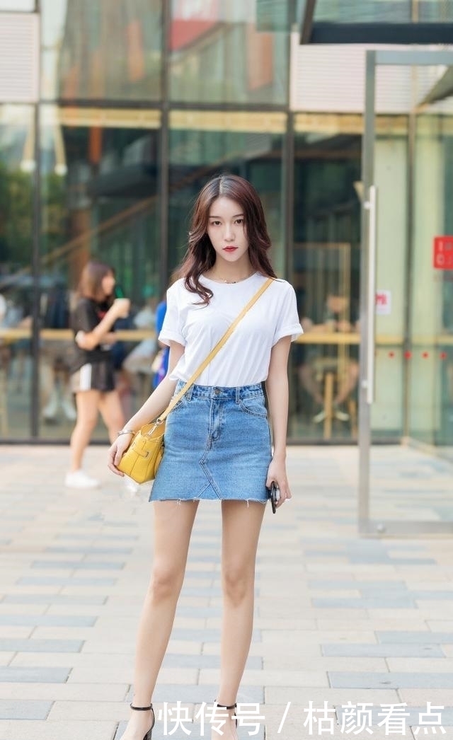 突显|路人街拍,小姐姐身材让人羡慕,酒红色的针织背心最能突显身材