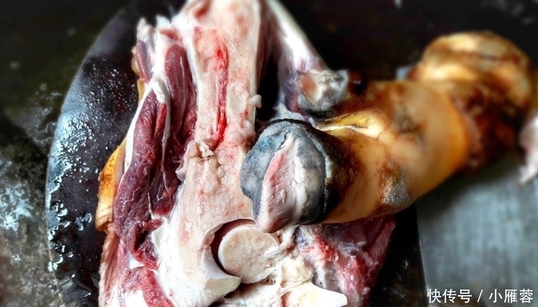 首次去婆婆家,她炖了一锅猪脚,全家吃嗨了,我却迟迟不愿下筷子