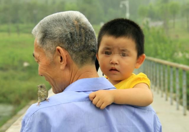 “别让奶奶来我家”，孩子脱口而出的话很伤人，是“童言无忌”吗