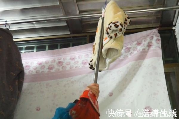 衣杆|把塑料瓶粘在扫把上，放在阳台省钱又实用，全家人都要抢着用！