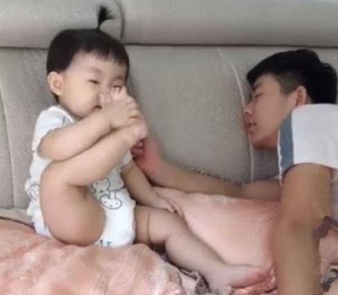 精力|宝爸假装被宝宝的脚丫熏倒,下一秒宝宝的反应,笑哭一众网友