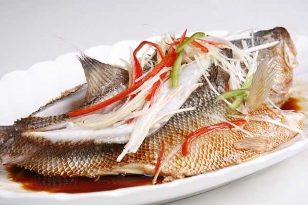“清蒸鱼”时,酱油是蒸前淋还是蒸后淋?好多人弄错,难怪不好吃