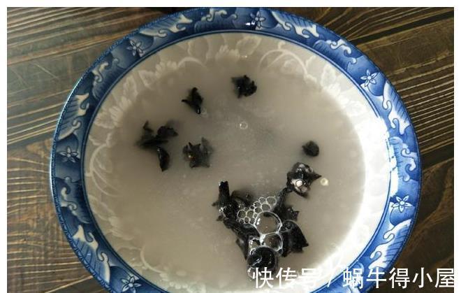 浸泡|泡发木耳,万不可直接加水,跟厨师学了1招,10分钟泡一大盆