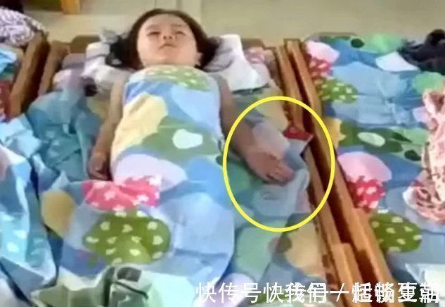 小琴|老师将一孩子午睡发群里,家长群一下炸了,亲妈认领:我家娃没错
