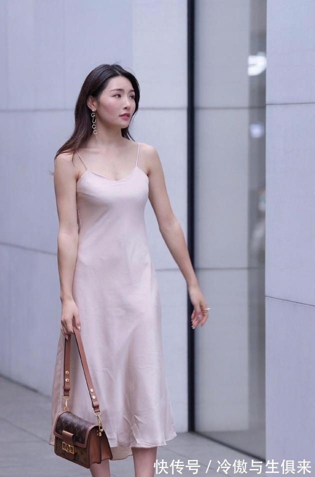 女性 浅粉色绸缎连衣裙,显高级有质感,穿出女性知性优雅美!