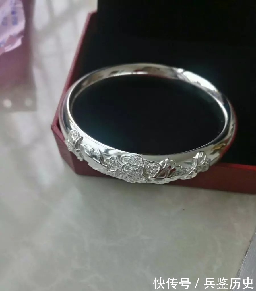 黄金手镯 中年女人大多适合佩戴四款手镯,时尚显气质,看着有品位