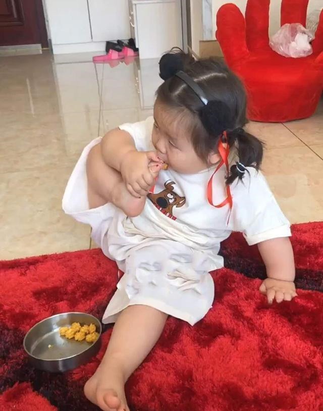 爸爸|爸爸当女儿面抠脚,女儿就此学会一项“绝技”,妈妈看后无法淡定